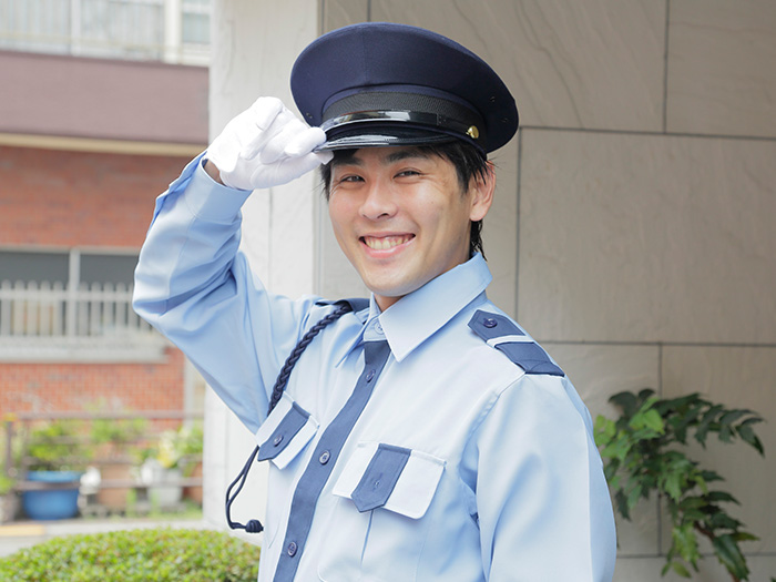 敬礼する笑顔の警察官